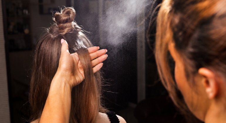 How to apply dry shampoo on hair extensions, step by step