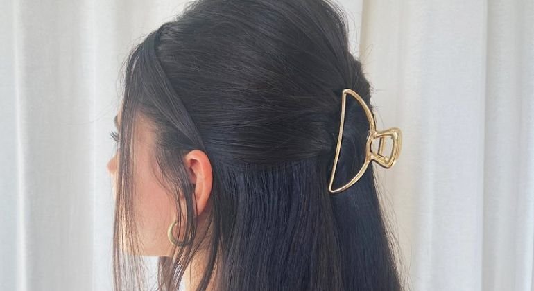 Soft claw-clip half-up