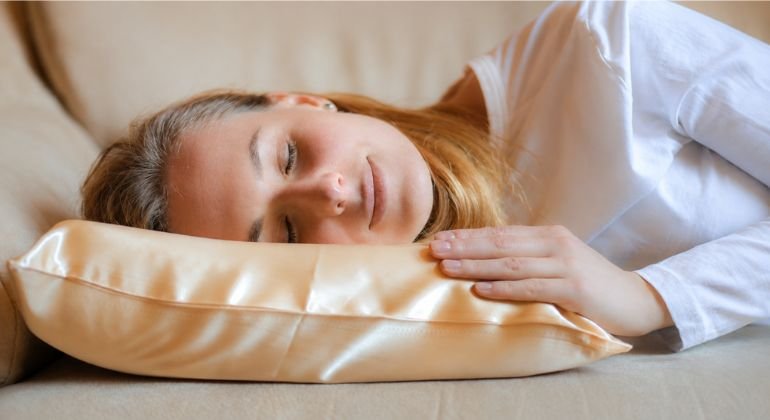 What a silk pillowcase does to your hair overnight